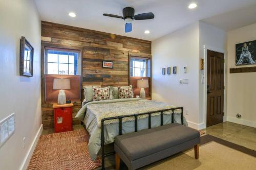 Katil atau katil-katil dalam bilik di Moab Digs - Your Downtown Basecamp!