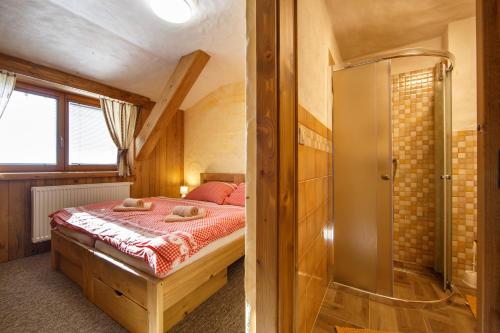 sypialnia z łóżkiem i prysznicem w obiekcie Penzión pod Magurou w mieście Słowiańska Wieś
