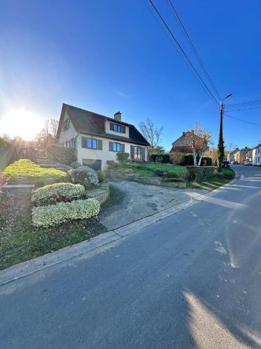 ein Haus am Straßenrand in der Unterkunft Chez Joséphine in Huy