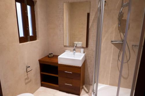 een badkamer met een wastafel en een douche bij OneFifty Holiday Home in Il-Pergla