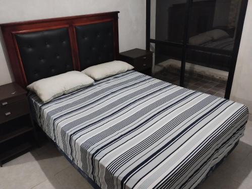 1 cama con 2 almohadas en una habitación en Alquiler Duplex Cosquin en Cosquín