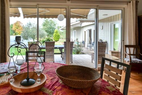 - une salle à manger avec une table et des verres à vin dans l'établissement Les Cardaires, à Grignols