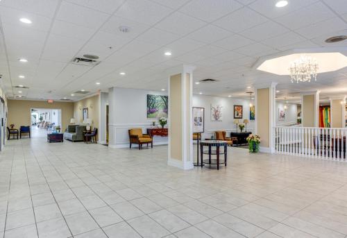 een lobby met stoelen en tafels in een gebouw bij The View Studio, Suites and Event Venue in Orlando