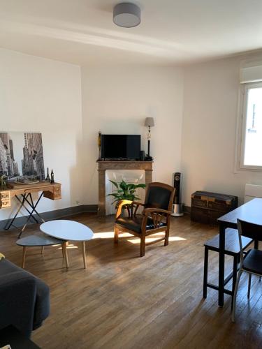 Μια τηλεόραση ή/και κέντρο ψυχαγωγίας στο Ne restez pas à quai