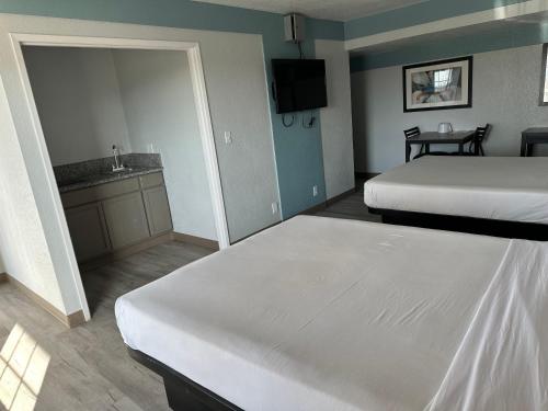 Cama ou camas em um quarto em Siesta Inn