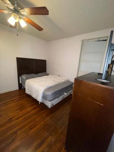 1 dormitorio con 1 cama y ventilador de techo en Comfy apartment en Hollis