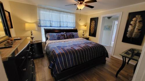 1 dormitorio con 1 cama y ventilador de techo en Spacious Beach House Unit,Beautifully Furnished 2 Bed 2Bath./2Min.Walk To Beach, en Clearwater Beach