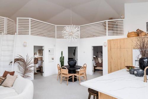 Posezení v ubytování Perch – Rare Resort-Style Geo Dome w/ Pickleball