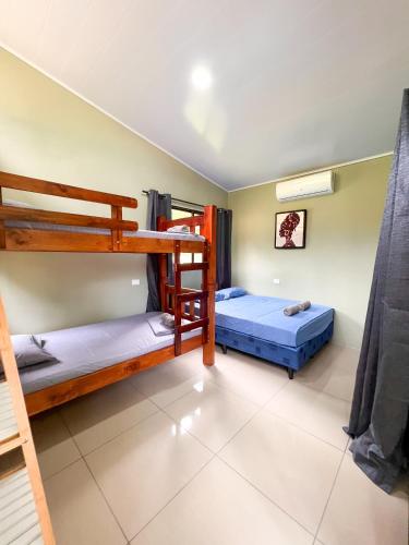 a bedroom with two bunk beds in a room at Casa Black Chaini in Puerto Viejo