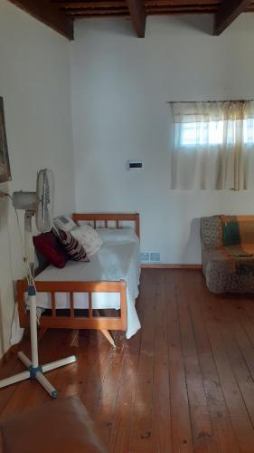 瓜萊瓜伊的住宿－Apart Bienestar，一间卧室配有一张床和一个沙发