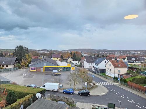 Blick auf eine Stadt mit Parkplatz in der Unterkunft Fewo mit Ausblick in Salzgitter