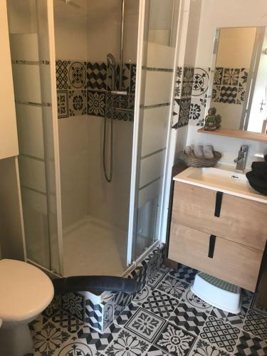 une salle de bain avec douche et lavabo dans l'établissement Maison, à Béziers