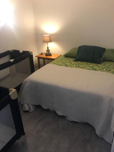 une chambre avec un lit et une table avec une lampe dans l'établissement Maison, à Béziers