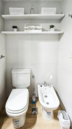 a bathroom with a white toilet and a sink at Movistar Arena "Rincón de ensueño" Palermo in Buenos Aires