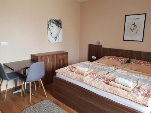 Postel nebo postele na pokoji v ubytování Fridrich apartman