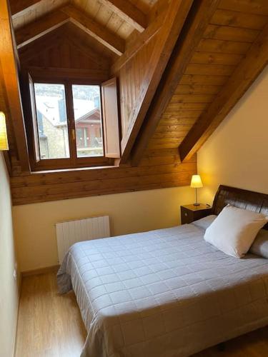 Postel nebo postele na pokoji v ubytování Apartamento dúplex en Benasque