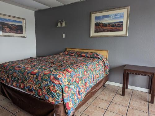 Postel nebo postele na pokoji v ubytování Austin Motor Inn
