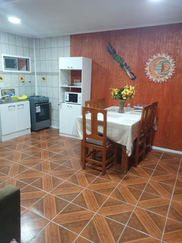 eine Küche mit einem Tisch und Stühlen sowie eine Küche mit einer Theke in der Unterkunft Casa en Peñuelas in Coquimbo
