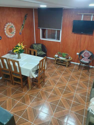 ein Esszimmer mit einem Tisch und Stühlen in der Unterkunft Casa en Peñuelas in Coquimbo
