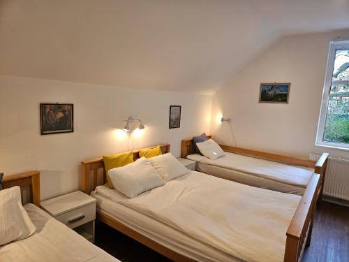 Un dormitorio con dos camas y una ventana. en Hadam's Apartments, en Bled