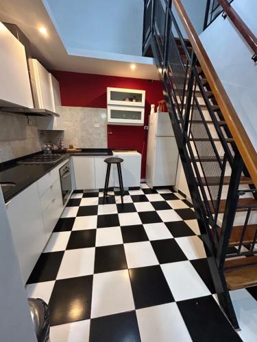 una cocina con suelo a cuadros en blanco y negro en Casa Paraná en Paraná