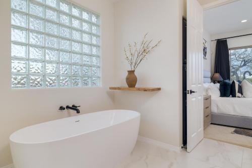 Kúpeľňa v ubytovaní Montoya by AvantStay Pool Putting Green Views