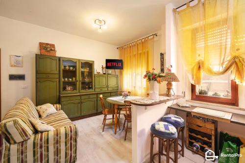 een woonkamer met een bank en een tafel bij Relax House Marche in Poggio San Marcello 