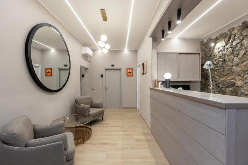 ein Wartezimmer mit Stühlen und einem Spiegel in der Unterkunft IRON Luxury Rooms in Rom
