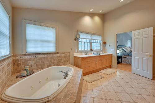 Bathroom sa Monterey Home with Hot Tub, Pool and Game Room!