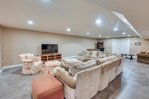Televisyen dan/atau pusat hiburan di Monterey Home with Hot Tub, Pool and Game Room!