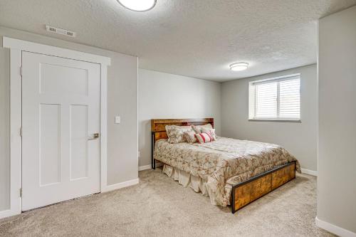 Un pat sau paturi într-o cameră la Layton Vacation Rental - Close to Hiking Trails!