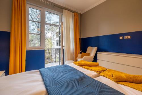 una camera con un grande letto e una finestra di Sofia’s Classy Blu -2 Bedrooms a Sofia
