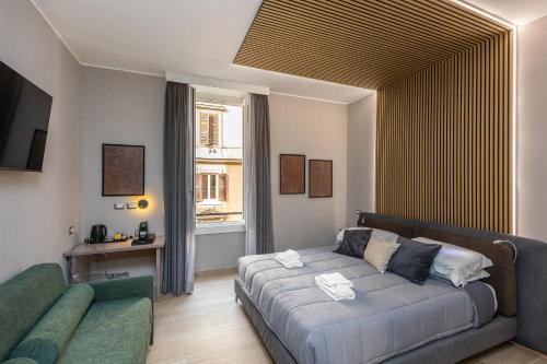 ein Wohnzimmer mit einem Bett und einem Sofa in der Unterkunft IRON Luxury Rooms in Rom