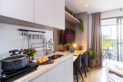 a kitchen with a stove and a counter top at Estúdios Aconchegantes na Vila Mariana in Sao Paulo