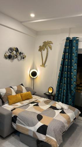- une chambre avec un lit et un palmier sur le mur dans l'établissement Studio NICE CENTRE sur Avenue Jean Medecin MER à 8 minutes de marche, à Nice
