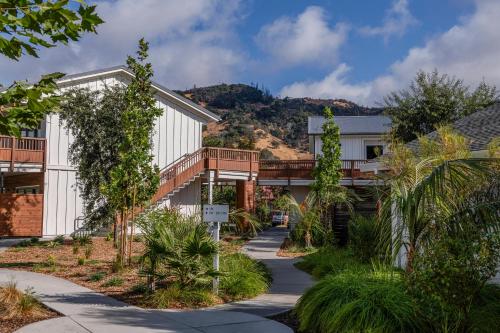 un edificio con una montagna sullo sfondo di Calistoga Motor Lodge and Spa a Calistoga