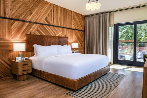 Letto o letti in una camera di Calistoga Motor Lodge and Spa