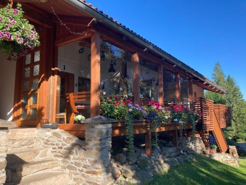 a house with flowers on the front of it at Penzion Na Habeši in Kašperské Hory