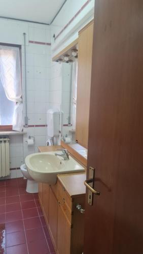 łazienka z umywalką i toaletą w obiekcie Appartamento Verona in w Weronie