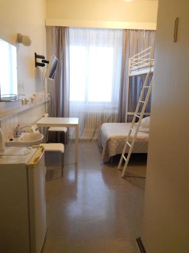 ein Schlafzimmer mit einem Etagenbett und einem Waschbecken in der Unterkunft Immalanjärvi in Imatra