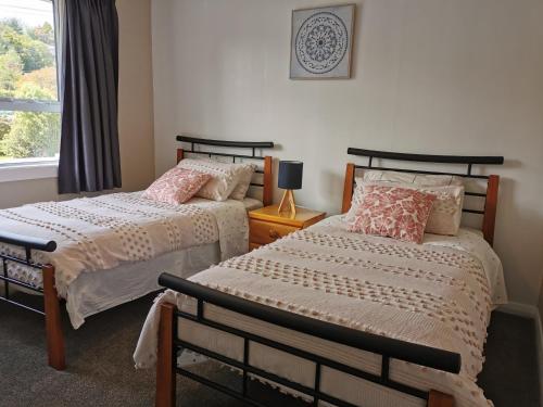 Un pat sau paturi într-o cameră la Modern home in Dunedin