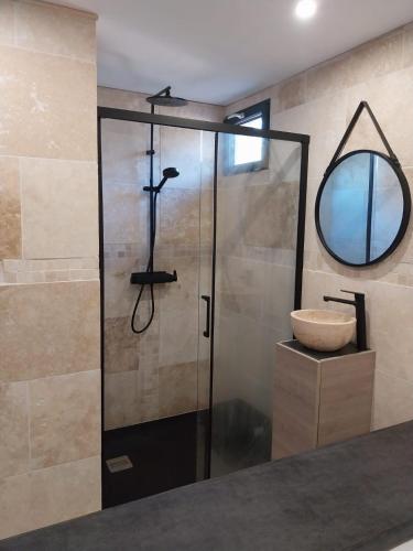 une salle de bain avec une douche avec un lavabo et un miroir dans l'établissement Chalet détente proche plage, à La Ciotat