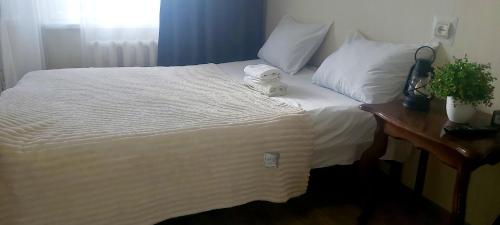 una cama blanca con un animal de peluche sentado en ella en бульвар Олександрійський 125 Comfort house en Bila Tserkva