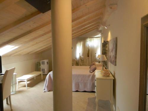 ガーヴィにあるB&B Il Cotognoのベッドルーム1室(ベッド1台、デスク付)