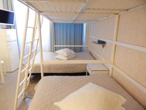 um pequeno quarto com 2 beliches em Immalanjärvi em Imatra