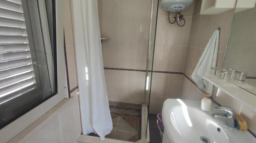 ein Badezimmer mit Dusche und Waschbecken in der Unterkunft Apartments with WiFi Lastovo - 14990 in Lastovo
