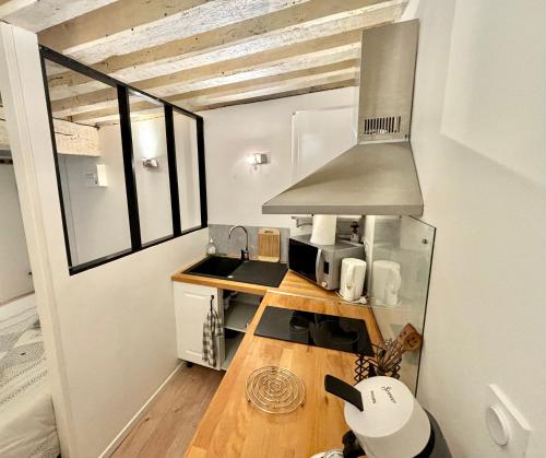 a small kitchen with a stove and a counter top at Studio dans Quartier historique de MOULINS in Moulins