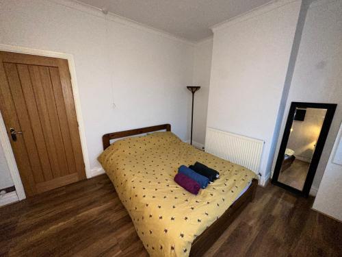um quarto com uma cama com duas almofadas em Bolsover Castle View em Bolsover