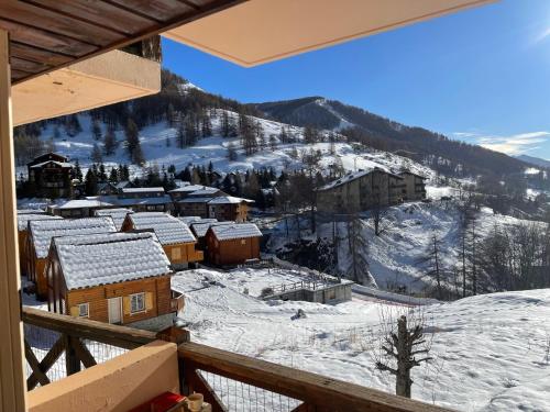 - un balcon offrant une vue sur la ville dans la neige dans l'établissement Studio shuss 5 Fou d’Allos, à Allos