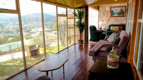 ein Wohnzimmer mit einem Sofa und einem Tisch in der Unterkunft Cabañas- Casas España in Mineral del Chico